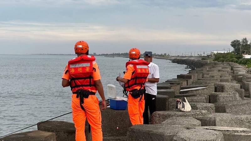 海巡署提醒民众切勿前往海边观浪、垂钓或从事其他水域活动，违者将开出罚单。（记者姚岳宏翻摄）