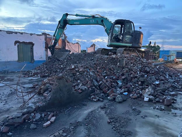 高雄梓官区海岸边坡遭非法倾倒建筑废弃物，2人遭起诉。（警方提供）