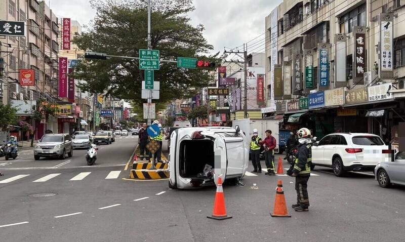 轿车自撞行人庇护岛侧翻。（警方提供）