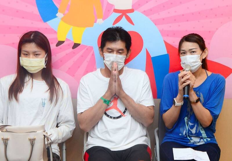 林男（中）于上个月17日出院，县府予以表扬，妻女陪同受访，他双手合十感谢各界的关心与鼓励。（资料照）