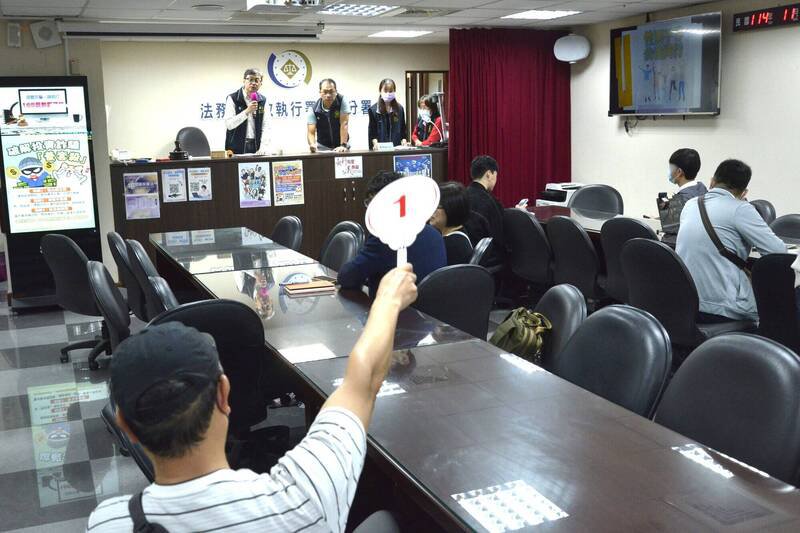 原为远航所有、曾于前次拍卖被威贸精密实业买受的MD-82型客机，今以240万元顺利拍定。（记者刘咏韵翻摄）