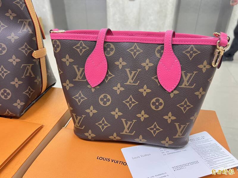 警方搜出LV等大批仿冒精品包包。（记者姚岳宏摄）