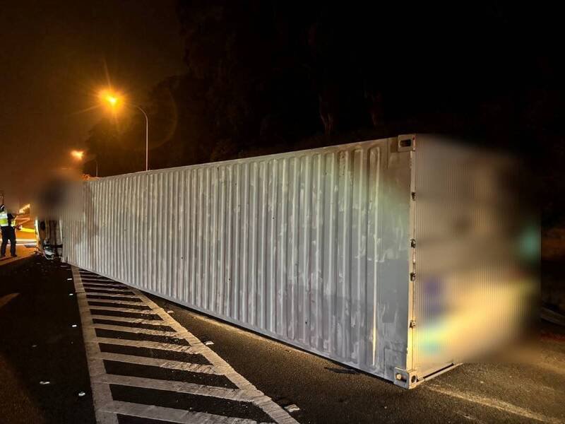 大货车翻覆，车体横躺车道。（记者彭健礼翻摄）