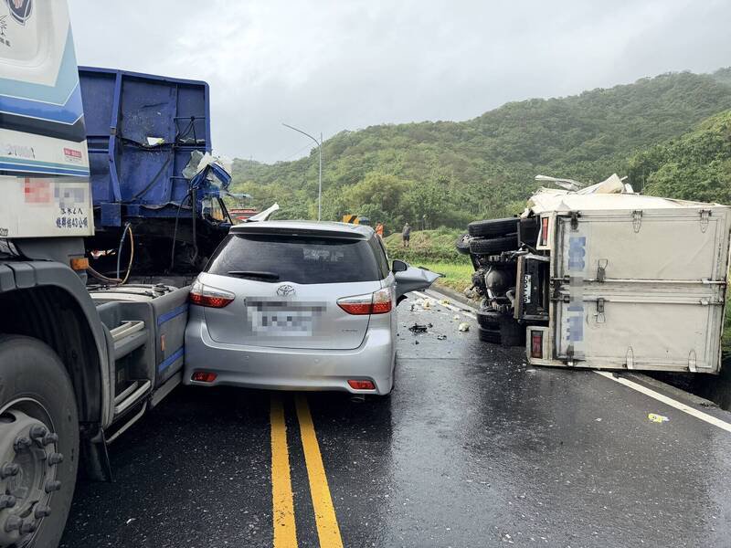 花东海岸公路台11线39公里、亦即丰滨乡矶崎海滨大石鼻游憩区附近，今天上午9点多发生一起3车相撞的重大车祸。（民众提供）