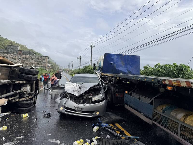 花东海岸公路台11线39公里、亦即丰滨乡矶崎海滨大石鼻游憩区附近，今天上午9点多发生一起3车相撞的重大车祸。（民众提供）