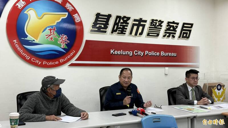 基隆市警察局长林信雄（中）在记者会中呼吁，近来「色情应召诈财诈骗」案件频传，呼吁市民提高警觉。
（记者林嘉东摄）