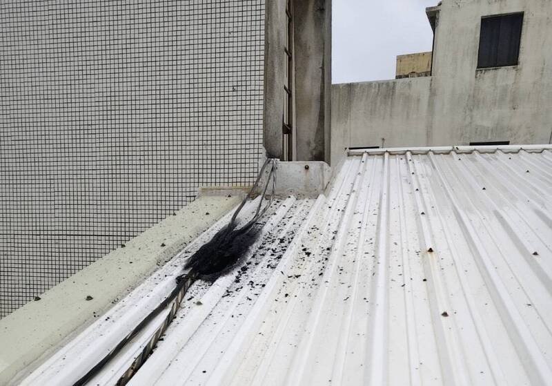 电线走火在屋顶遮阳棚，留下长长焦黑痕迹。（澎湖县政府消防局提供）