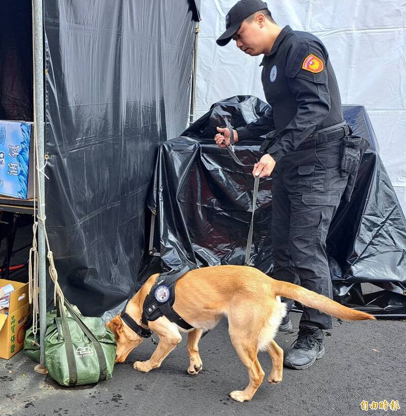 警察局警犬队成立近1年，仍暂居大溪分局三层派出所，民代为警犬请命，要求赶快兴建犬舍。（记者谢武雄摄）