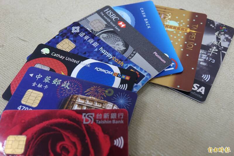 陈女出借金融卡供诈团收款提领，辩称很少看新闻，不知有诈，示意图。（资料照）