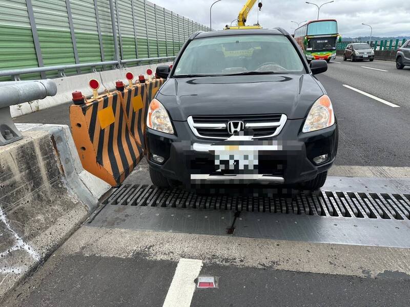 被巨轮砸中的休旅车。（民众提供）