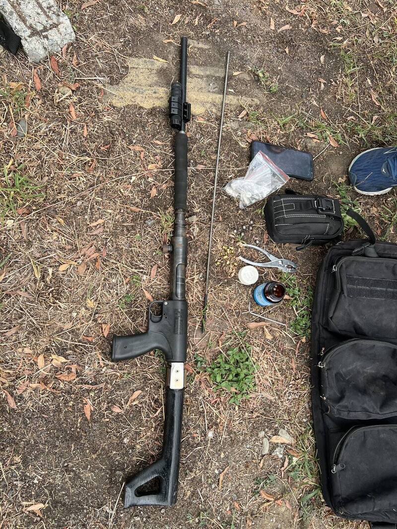 30岁蔡姓男子在桥头区租下的一处农舍变身为「地下改枪工厂」遭警查获。（民众提供）