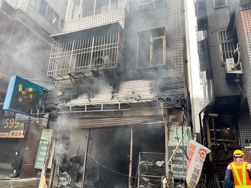 墙面与店面外观被熏得焦黑。（民众提供）