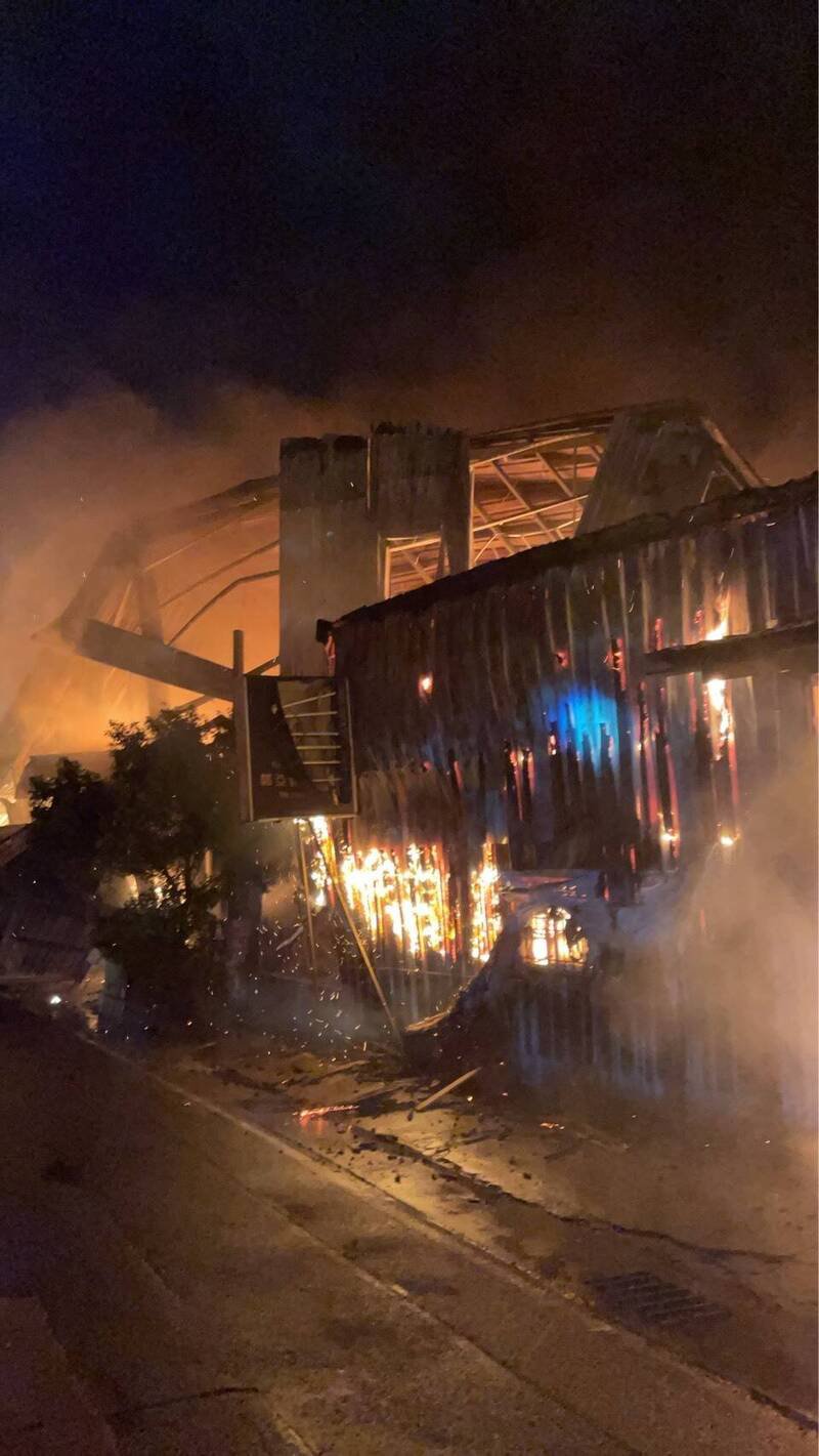 新竹县新丰乡台15线附近的1栋家具店的铁皮仓库，下午近5点发生火警，救灾人员出3水线射水全力灌救中。（新竹县消防局提供）