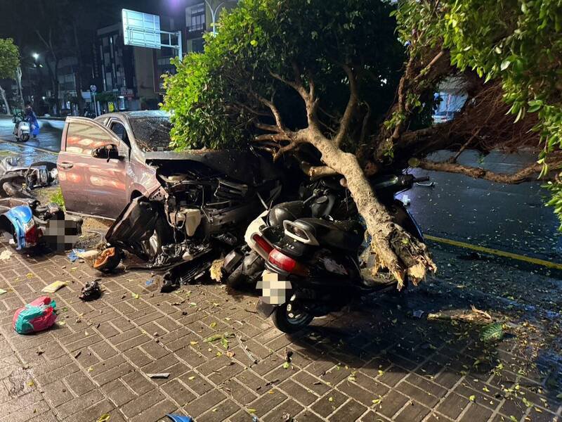 轿车冲撞路树、消防栓、5部机车。（警方提供）