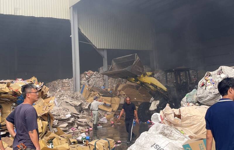 铲装机传火警冒烟，周边都是回收物。（民众提供）