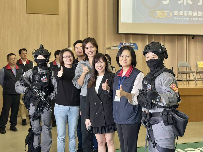 北市议员进行「数位科技战情中心暨特勤装备攻坚演练」考察。（记者王冠仁翻摄）