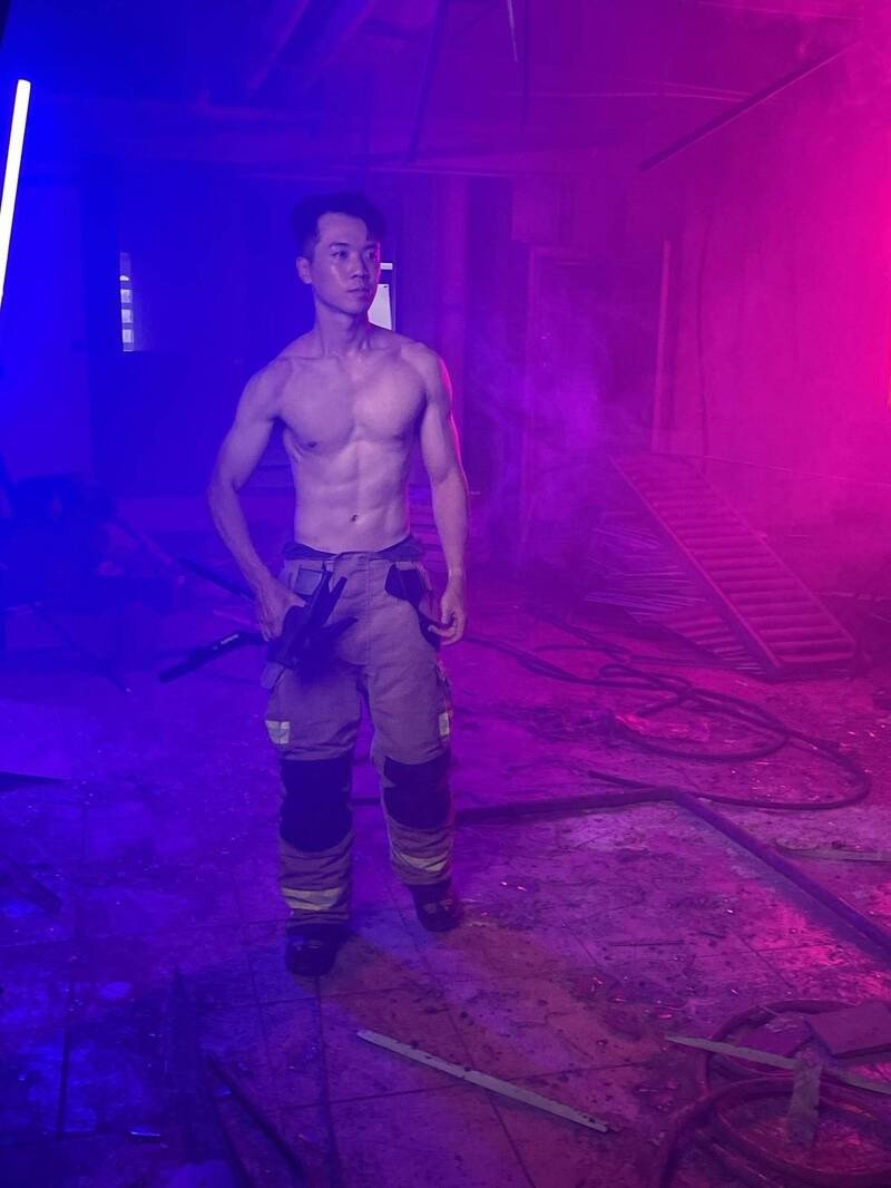 2026新竹县消防局形象月历，图为湖口分队单柏洋展现深入火场情境。（新竹县消防局提供）