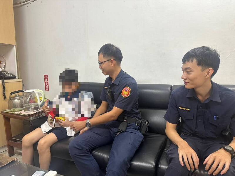文山第一分局指南派出所警员庄家承、黄嘉诚，暖心安抚并协助通知校方与家长，让学童平安返家。（记者郑景议翻摄）