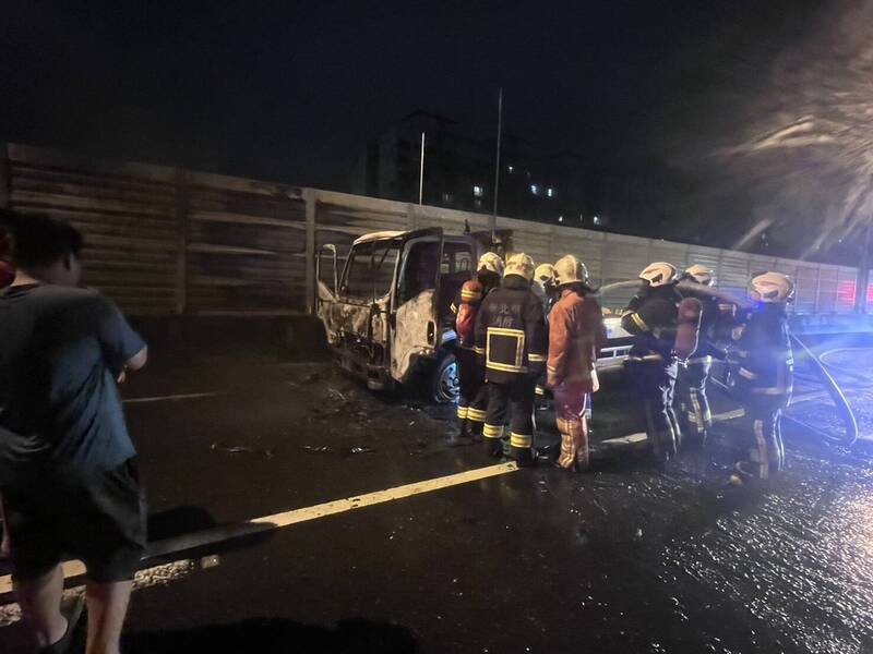 消防人员获报抵达台65快速道路救援。（记者徐圣伦翻摄）