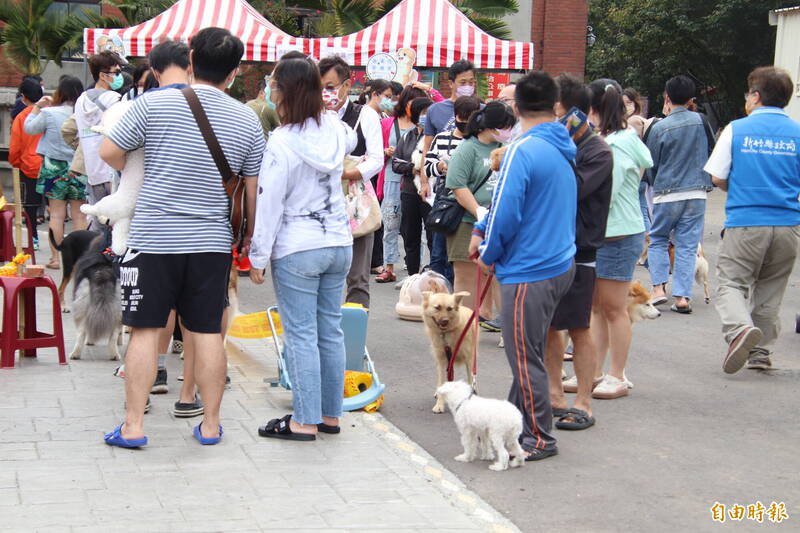 新竹县议员朱健铭说，现在有毛小孩的家庭很多，而在越进步的城市就会越重视动物权益。（记者黄美珠摄）