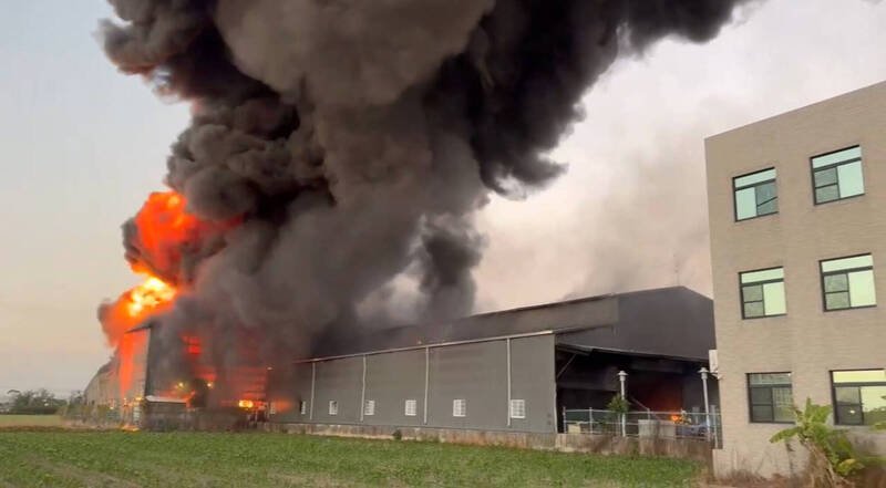 台南安定中荣里工厂火警，浓烟窜天。（读者提供）