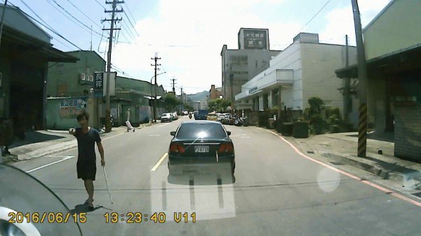 郑男持铁棍下车呛声。（记者余衡翻摄，取自脸书爆料公社）