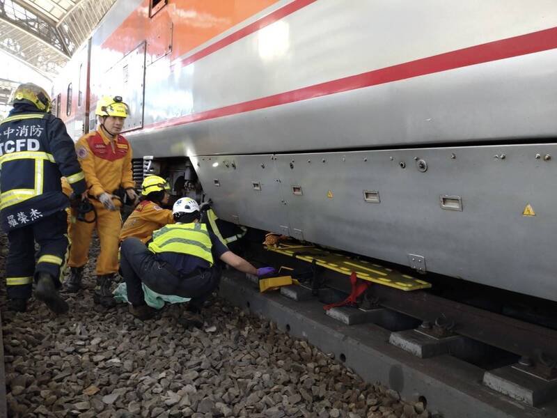 消防人员赶抵现场抢救。（民众提供）