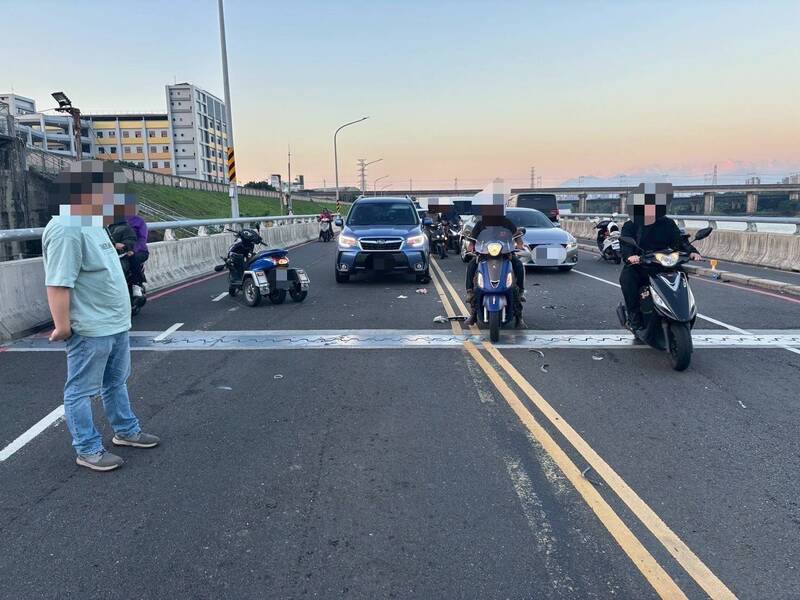 身障机车逆向撞上迎面驶来的汽车。（记者徐圣伦翻摄）