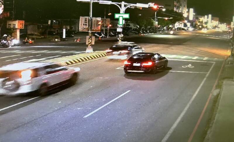 警车深夜鸣笛开道，一路带著男子和他的太太直奔彰基，整趟路程不到5分钟就抵达。（警方提供）