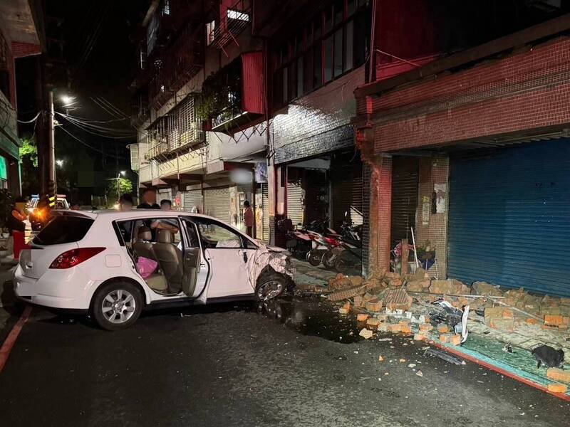 民宅梁柱被撞到水泥块散落一地。（记者林嘉东翻摄）