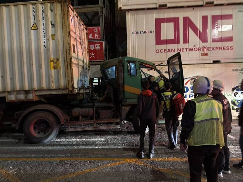 辜男受困在驾驶座，基隆港务消防队员协助他脱困。（记者林嘉东翻摄）