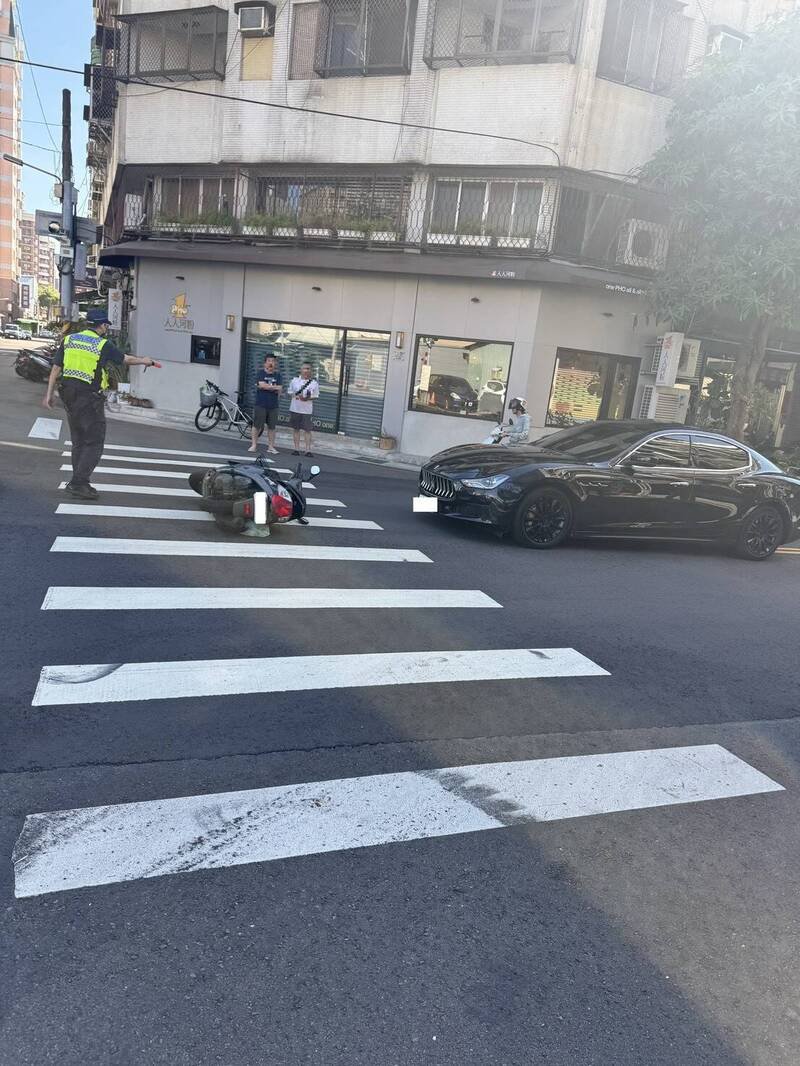 机车接著直冲黑色玛莎拉蒂。（民众提供）