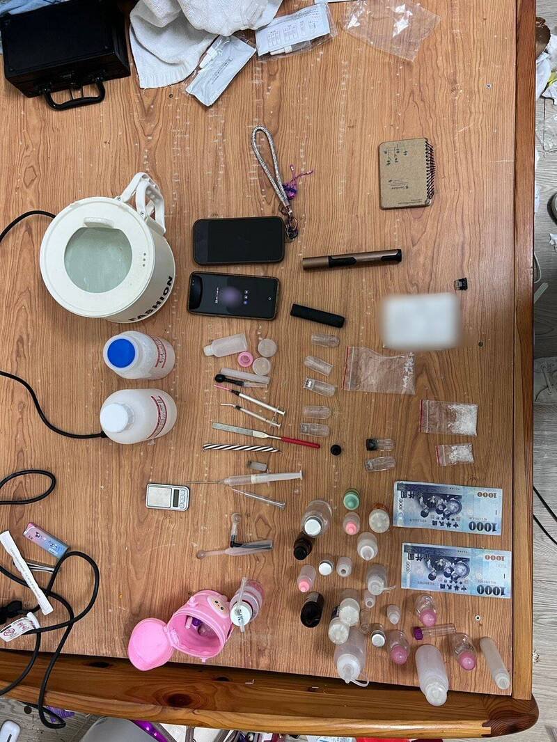 警方在李女公寓内搜出毒品、分装工具等各式证物。（记者徐圣伦翻摄）