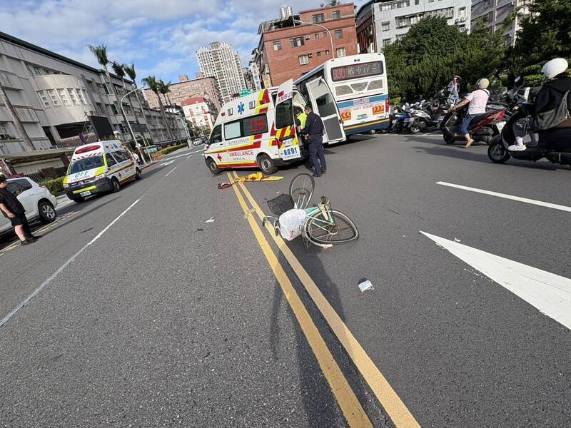 徐姓男子骑乘机车，在大丰国小前与86岁刘姓老翁的脚踏车发生碰撞。（记者郑景议翻摄）