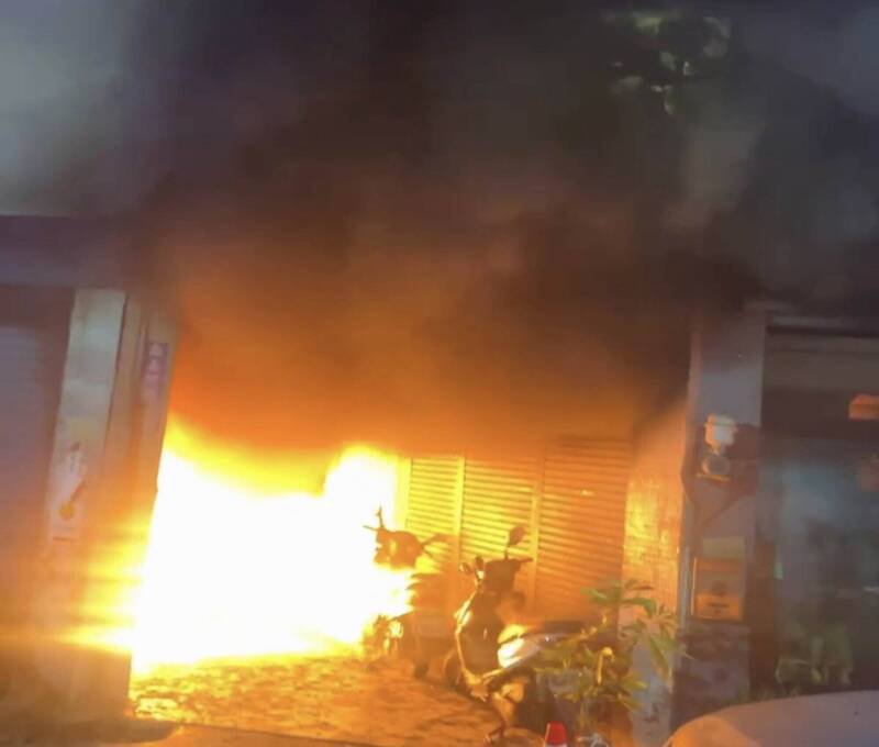 彰化市中华西路大楼火灾，火势相当猛烈。（图由消防局提供）