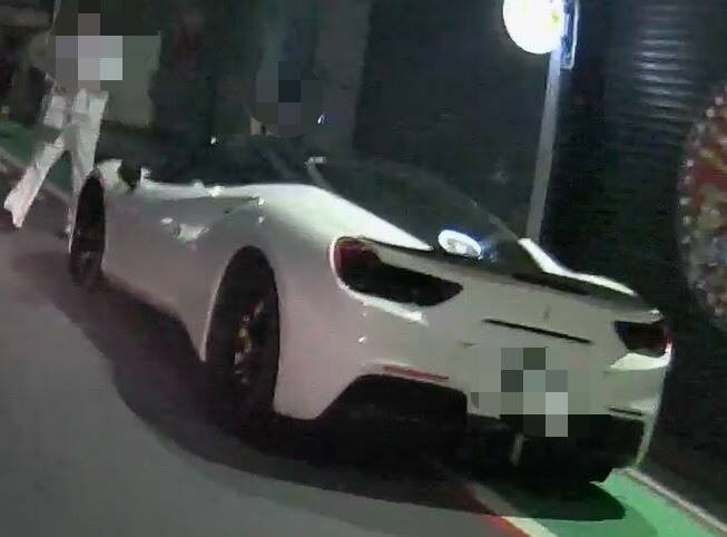 有「台大男神」封号的孙炫东，将法拉利超跑违停在北市大安区忠孝东路四段巷内。（记者陆运锋翻摄）