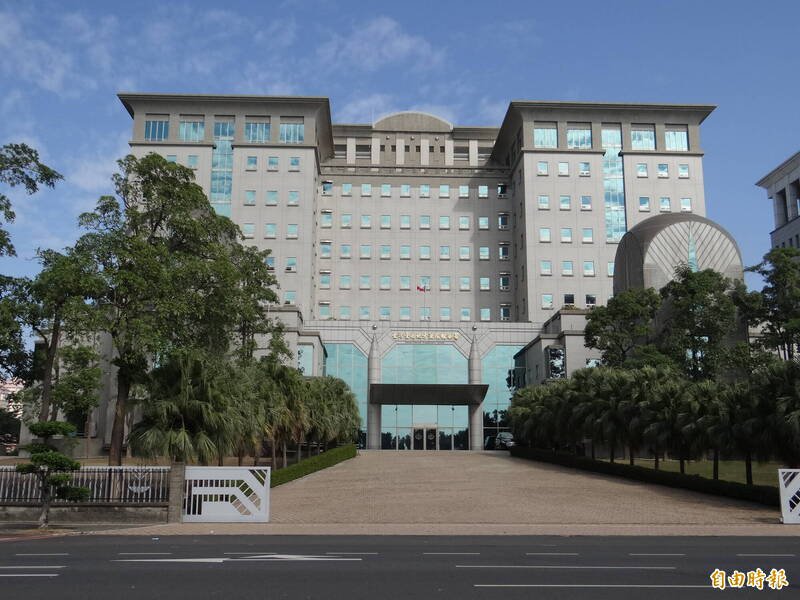 台南市府职安健康处三名公务员涉将投诉的民众个资失误函文寄给投诉者的公司，台南地检署依泄漏国防以外秘密之罪对三名公务员被告缓起诉。（资料照）