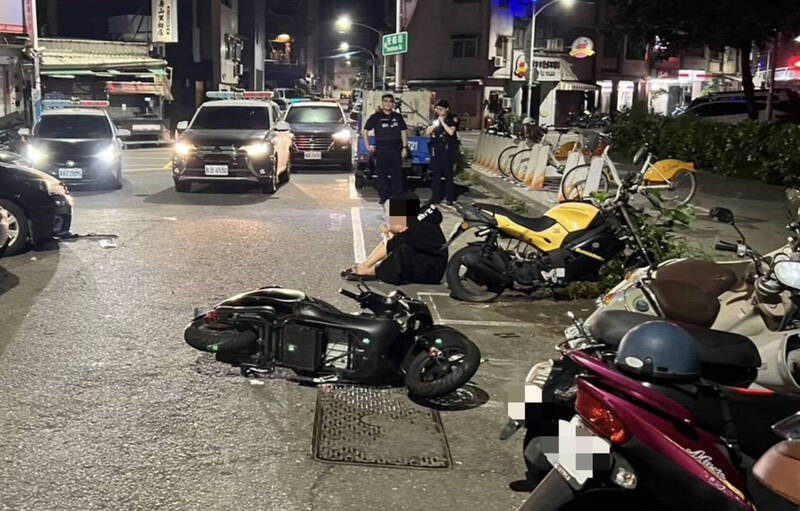 高雄少年骑微电二轮车闯红灯拒检连撞4车受伤，经送医幸无大碍。（民众提供）