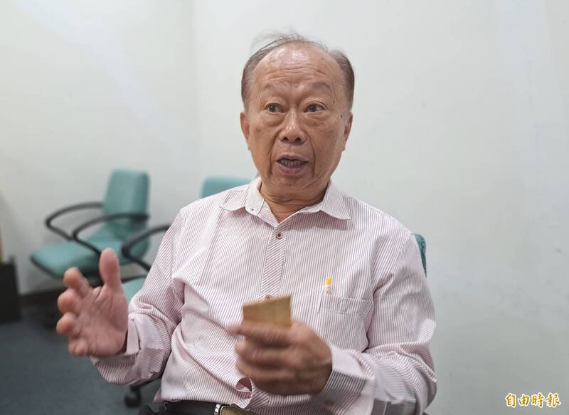 南市议员杨中成澄清他并没有故意要公开个资，已商请议会打上马赛克处理。（记者蔡文居摄）