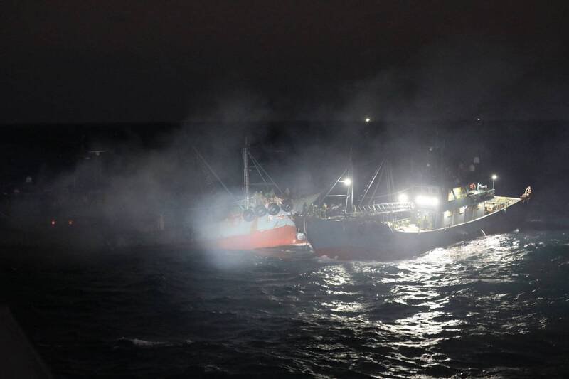 失火中国「闽」船由另艘中国船接走15名船员。（记者姚岳宏翻摄）