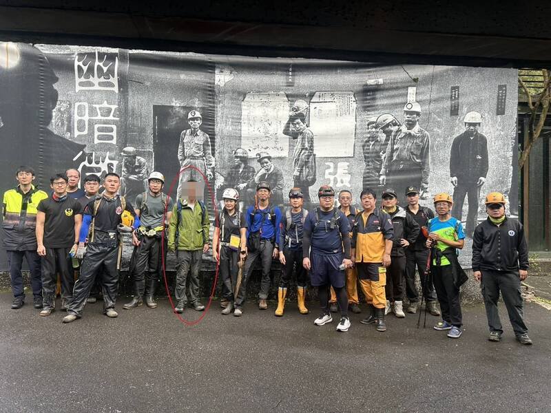 警消合力将迷途的王男（红圈处）引导下山。（记者吴升儒翻摄）