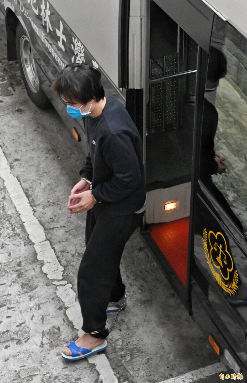 前SBL球员柯旻豪(右)涉入假球案,去年2月起诉,当时仍在押,戴著手铐、脚镣移审士林地院。(资料照,记者刘信德摄) 前SBL球员柯旻豪(右)涉入假球案,去年2月起诉,当时仍在押,戴著手铐、脚镣移审士林地院。(资料照,记者刘信德摄)