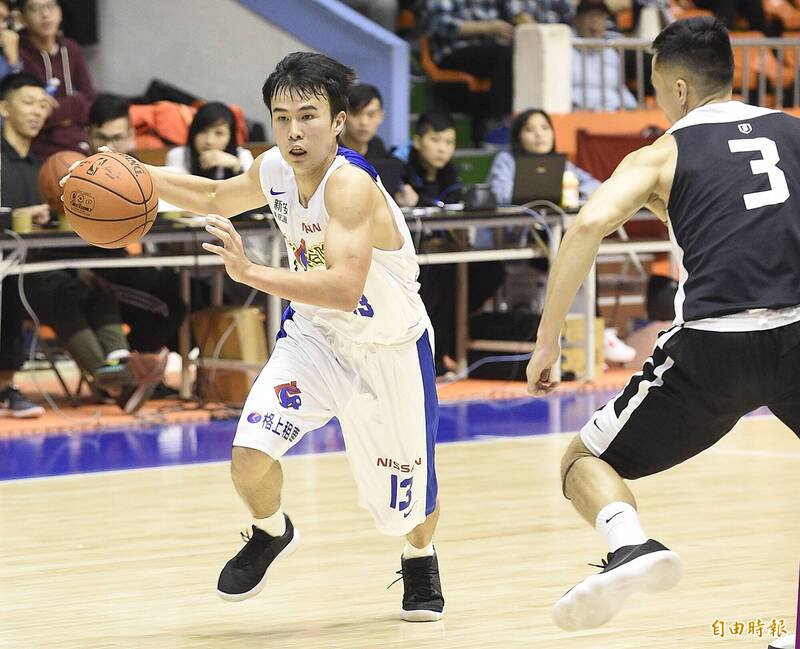 曾效力SBL职篮裕隆纳智捷的柯旻豪(左)参与签赌、涉入假球案,士林地院今判有期徒刑7年。(资料照,记者陈志曲摄) 曾效力SBL职篮裕隆纳智捷的柯旻豪(左)参与签赌、涉入假球案,士林地院今判有期徒刑7年。(资料照,记者陈志曲摄)