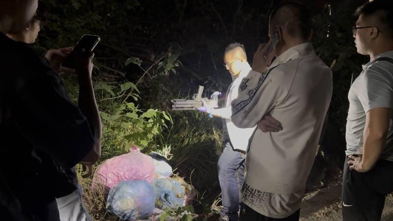 警方在罗男驾车经过的路边，查获枪枝。（警方提供）