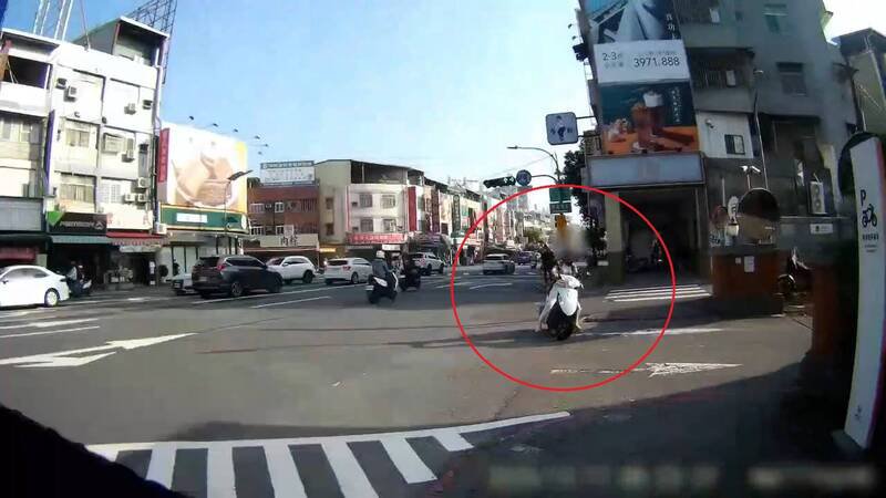 骑士骑车于建工路413巷口违规左转进入学校停车场，被员警当场开单举发。（民众提供）