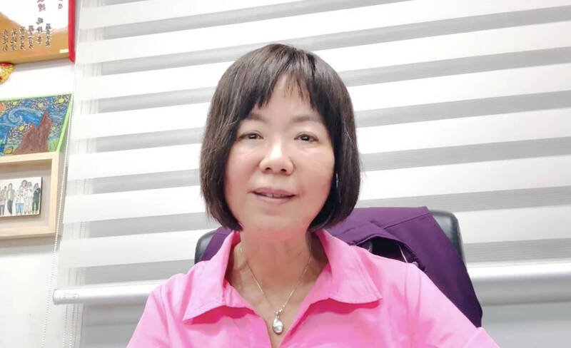 针对某国小校长接受调查期间照领3个月的「校长加给」，台东县教育处长蔡美瑶说明，自己就结果论才称「没有溢领」、「不好意思」。（台东县府提供）