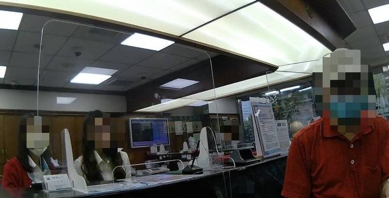 警方与行员联手阻诈。（记者王冠仁翻摄）