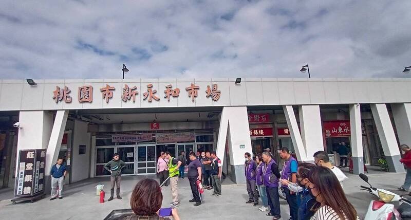 桃园市政府跨局处人员前往新永和市场执行消防大体检。（桃园市消防局提供）