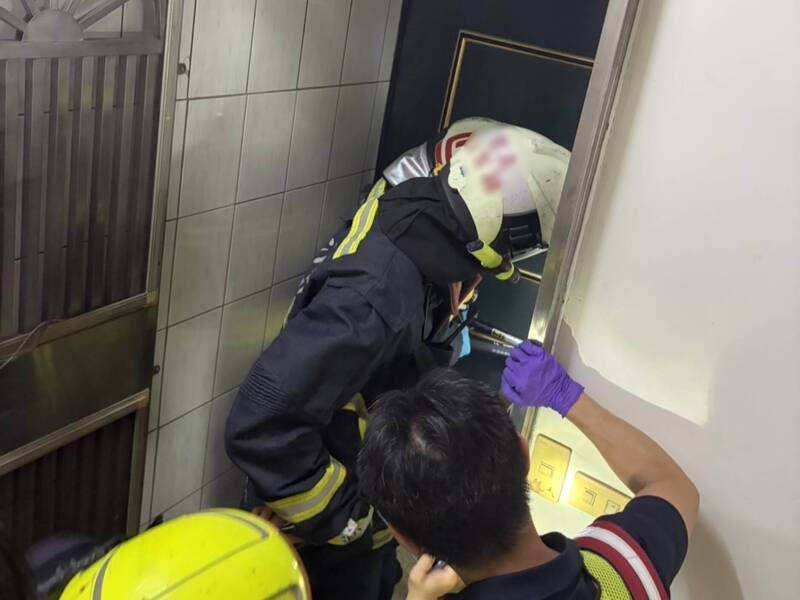 台中70岁罗姓男子独居失联，员警和消防人员接获家属报案，破门将他送医。（记者陈建志翻摄）