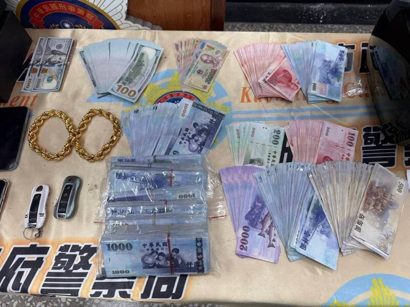 检警查扣诈团透天别墅、现金922万余元。（记者蔡清华翻摄）